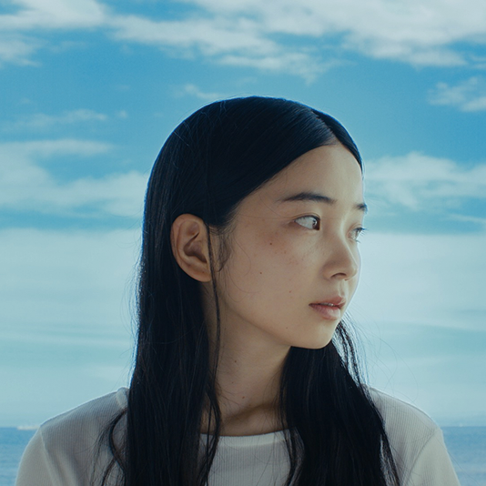 本校卒業生 井樫彩監督の最新映画『あの娘は知らない』が9月23日（金・祝）劇場公開！