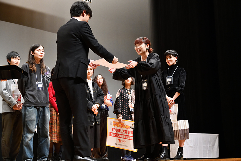 紀南文化会館にて開催された授賞式で登壇した福田監督（2016年度卒）