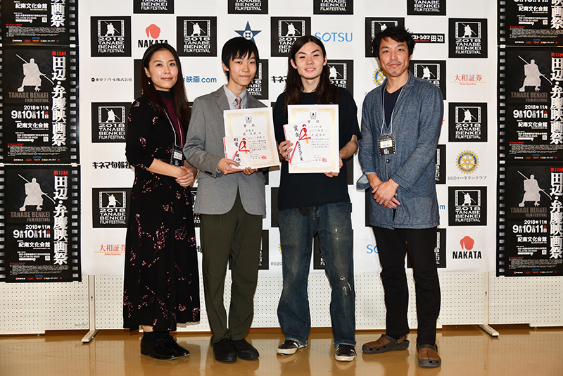『すばらしき世界』より(写真左から)湯舟すぴかさん、團悠哉さん、石井達也監督、伊藤慶徳さん。おめでとうございます!