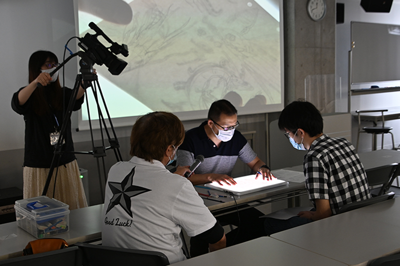 学生が描いてきた作画やキャラクターデザインをその場で添削。修正すべきポイントがわかりやすい!