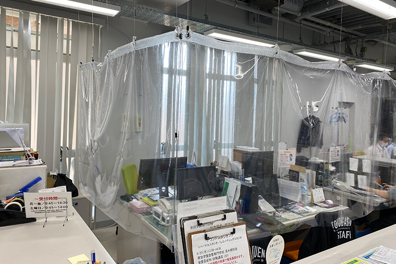 職員室受付には飛沫防止カーテンを設置。