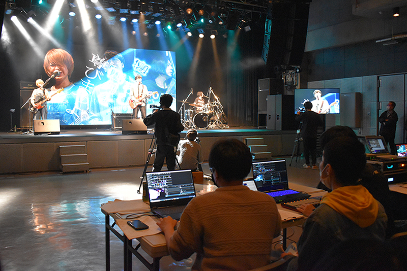 「LEDビジョン技術・演出ゼミ」では、STUDIO Deeに240インチのスクリーンを設営。ライブ演出を実践しました。