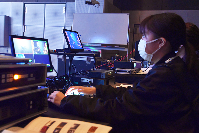 バンドのライブ演奏にあわせて操作します。