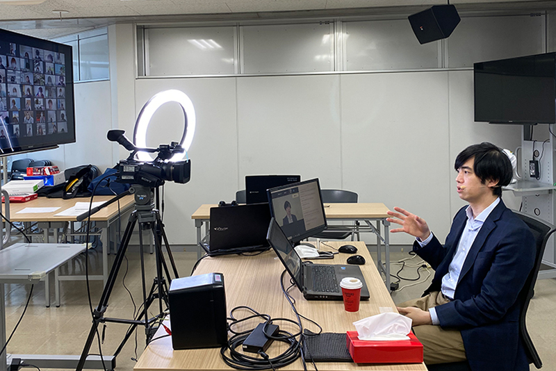 東放学園グループ4校の1年生を対象に「eスポーツ大会運営ゼミ」を開講。講師のゲームキャスター・イベントディレクターのyukishiroさん。