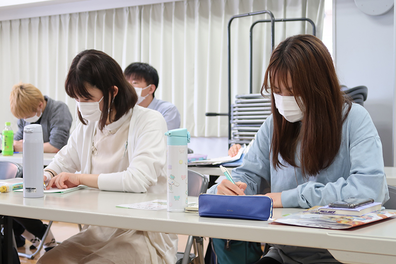 熱心に話を聴く在校生たち