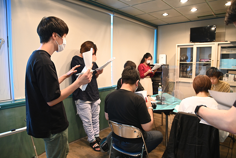放送音響科の学生たちが、自ら企画した番組を出演者に説明します。