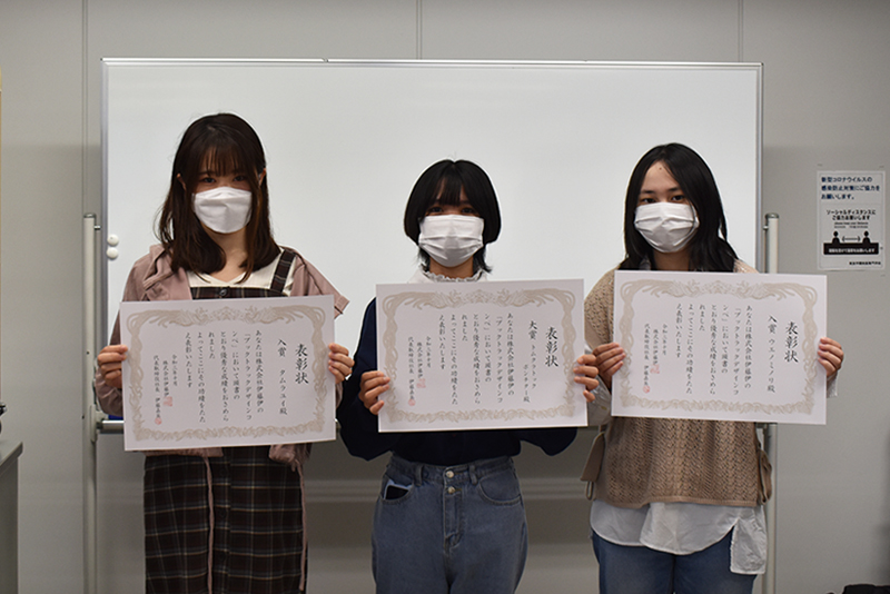 左から入賞・田村さん、大賞・トムクラトックさん、入賞・上野さん