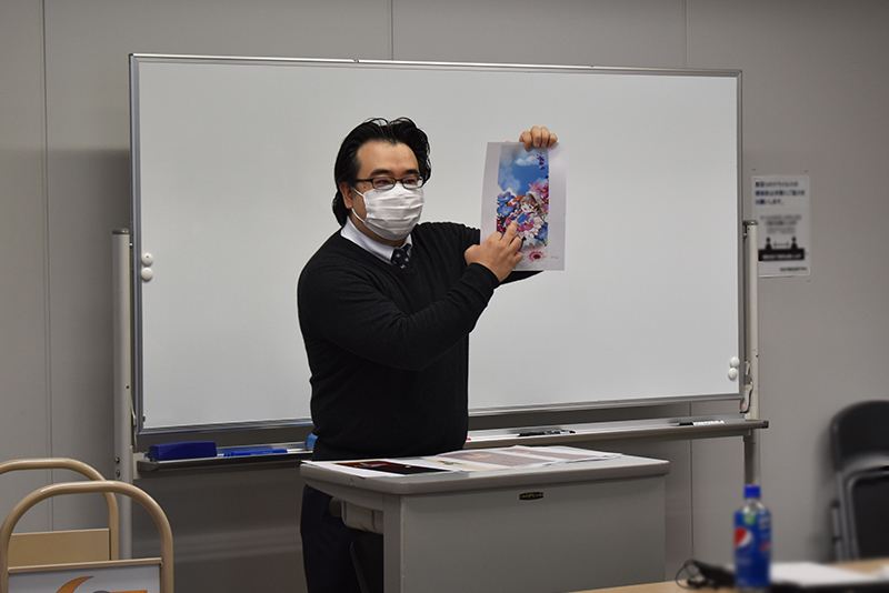 授賞式後には、(株)伊藤伊 齊木様より講評をいただきました。「実際に図書館でどのように使われるか、ブックトラックに貼付されたとき、どのような見た目になるかなどを想定して描かれた作品が高い評価となりました」