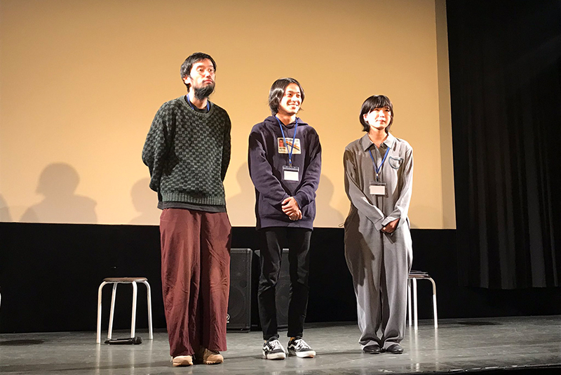 10/20(水)は上映後のトークセッションに挑んだ堀内さん。写真左よりゲストの今泉力哉監督、堀内さん、審査員特別賞受賞『素敵なあなたに』の染谷夏海監督