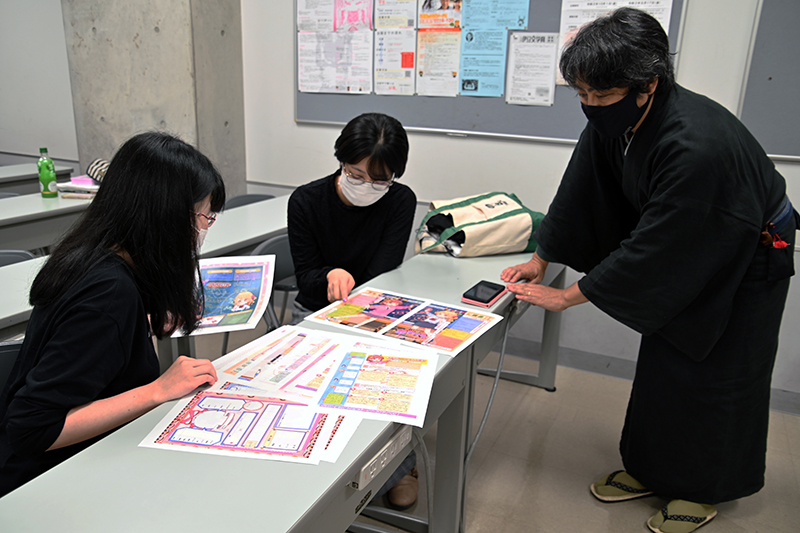 著者のはるたんさんは本科講師・小林正親先生(TRPG『小さな勇者のRPGウタカゼ』の著者)のゼミ生のひとり。今回は卒業生のほか在校生もテストプレイに参加させてもらったそうです。(写真:ウタカゼゼミでのテストプレイの様子)