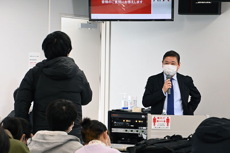 講義後半の質疑応答コーナーでは、制作進行の仕事に興味がある学生からの質問があがっていました