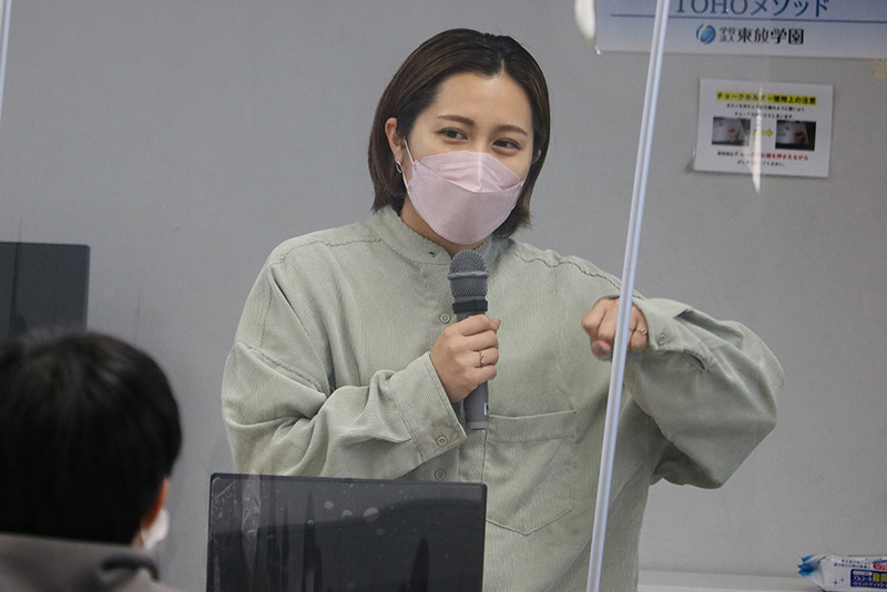 EVSオペレーターの今村奈緒子さん。スポーツ中継のスローモーションやリプレイ・ハイライト映像をつくるEVSオペレーターの仕事内容ややりがいについて語っていただきました。