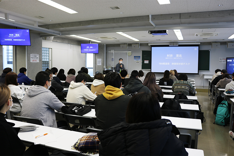 日本だけでなく、ドイツやTBSワシントン支局での報道カメラマン経験もある村井さん。とても貴重な経験談に学生たちは興味津々でした!