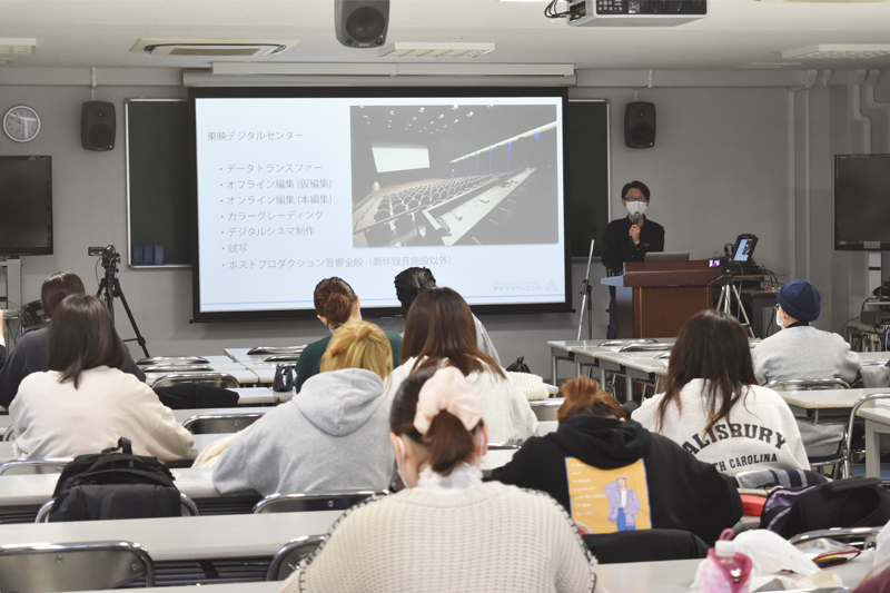 音響技術科の「業界特別講座」は教室で受講か、オンラインで受講かを選択することができます