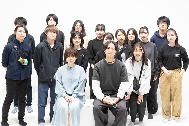 井上紗矢香さんと一緒にパチリ♪　MV制作に携わったプロモーション映像科2年生たち。（2021年12月スタジオ撮影時）