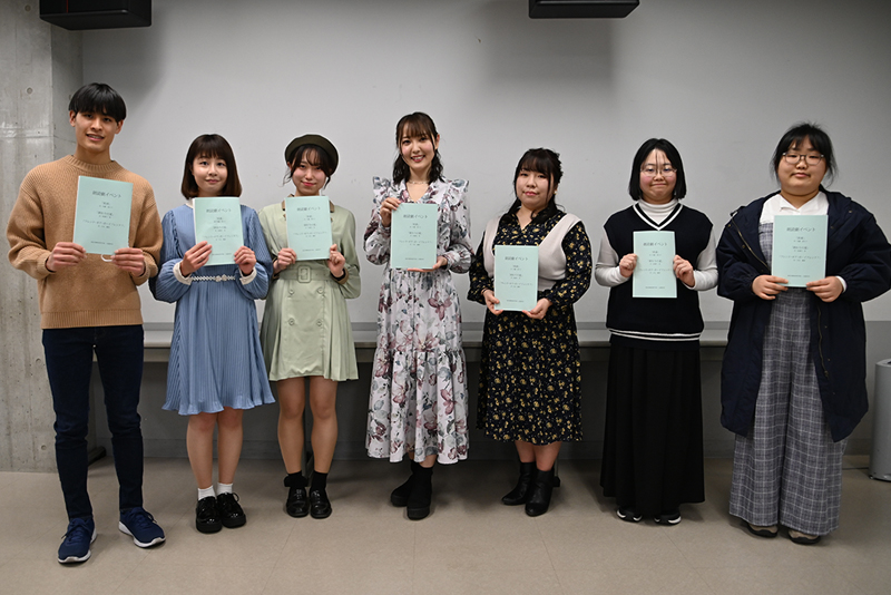 シナリオを担当した小説創作科の学生も一緒にパチリ♪
※集合写真は直前までマスクを着用し、会話をせず、撮影しました