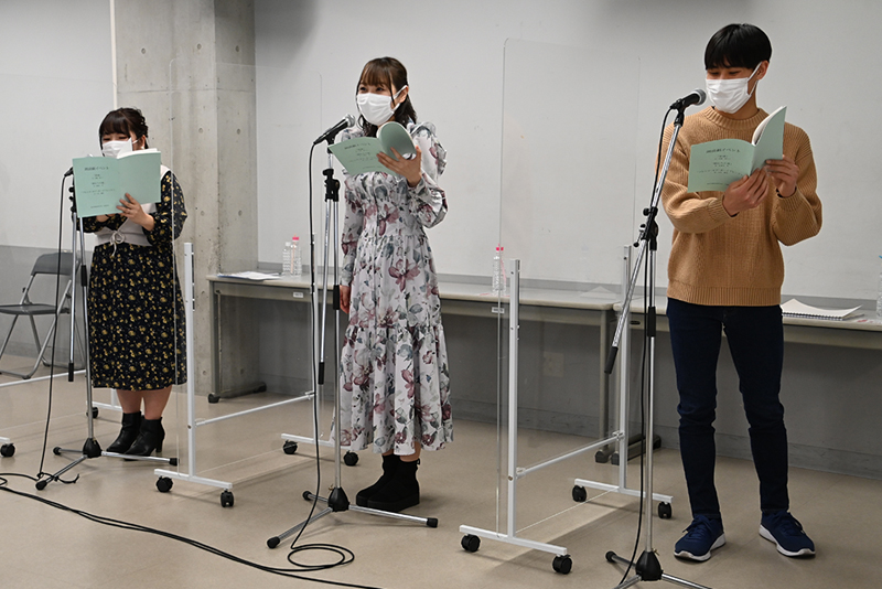 朗読劇 一作目に挑んだのは、長久さん(中)と篠宮さん(左)と放送声優科の1年生!