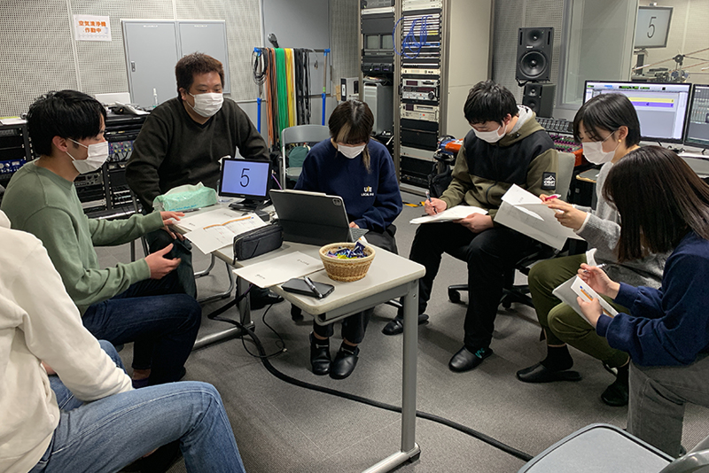 アフレコ収録後には、監督(アニメーション映像科)と音響スタッフが効果音やBGMについてうちあわせ。