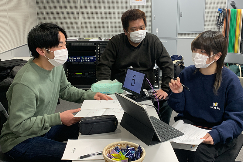 監督から音響スタッフに効果音について要望を伝えています。