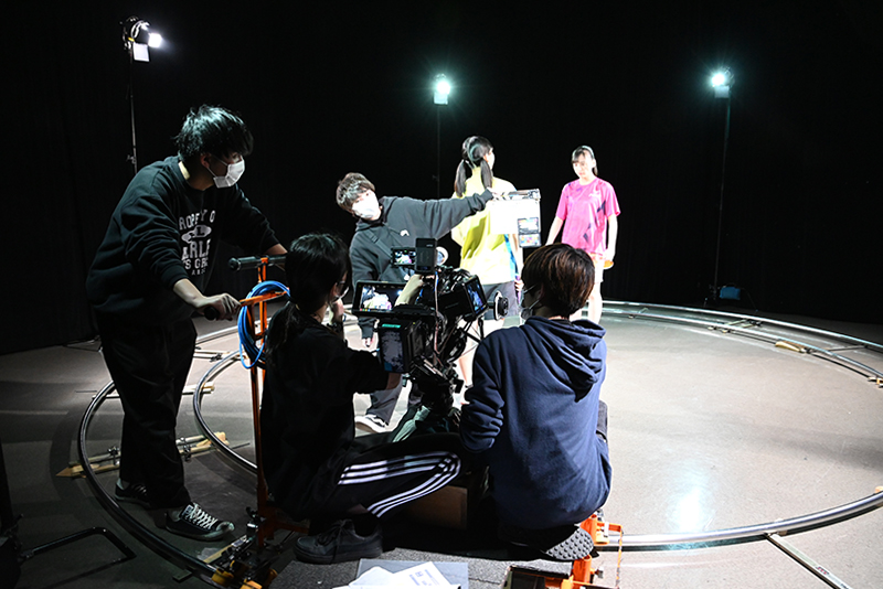 バドミントンの試合のシーンは、本校地下のSTUDIO Deeにて撮影しました。