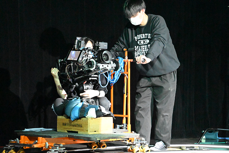 円形ドリーを設置し、スムーズな移動撮影を行います。