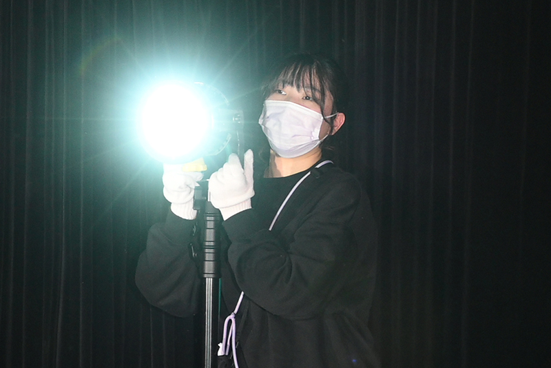 円形ドリーを使った撮影のため、360度どこから撮っても均等に光が当たるように照明をセッティング。