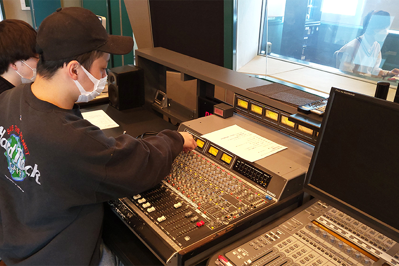 放送音響科の学生は、ディレクションや録音ミキサーを担当