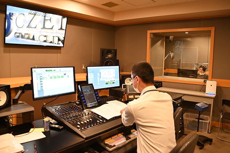 校内のスタジオにて、CZEN GINZA CLINICの企業PR動画のナレーションを行いました！