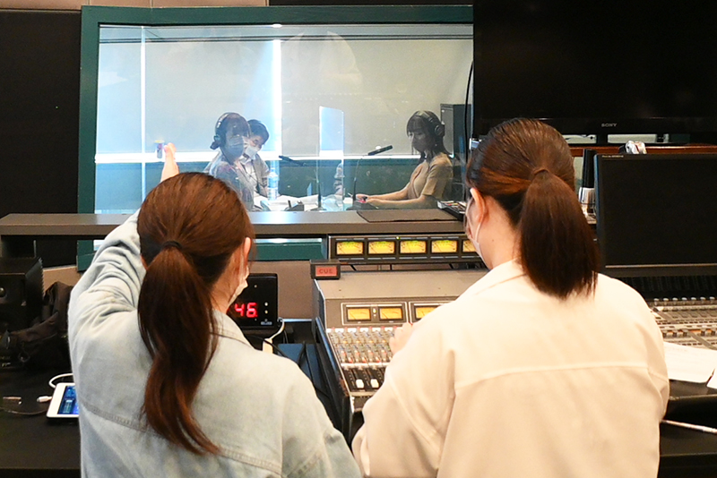 新型コロナウイルス感染症対策を徹底のもと、本校ラジオスタジオで『飯田里穂主義』（ラジオ大阪）の収録を行いました！