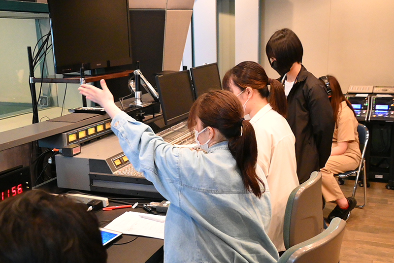 放送音響科「ラジオ大阪ゼミ」の学生たちがディレクター、ミキサーを担当しています！