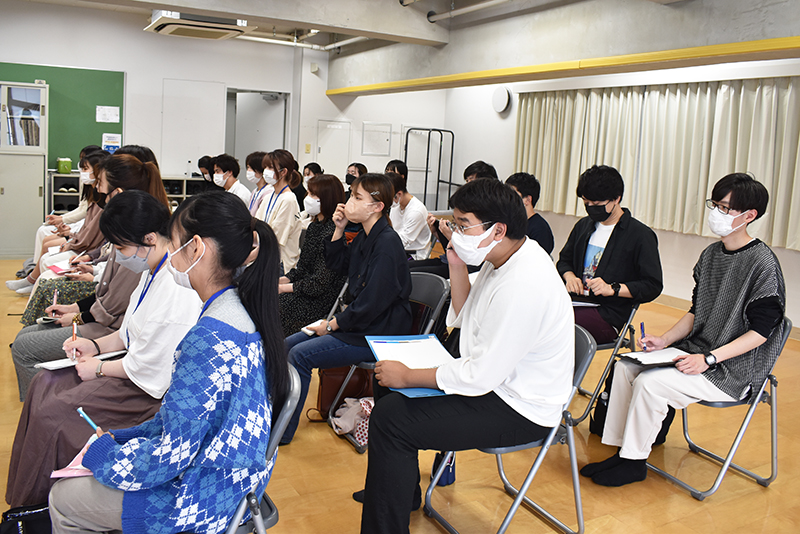 真剣にメモを取る学生たち