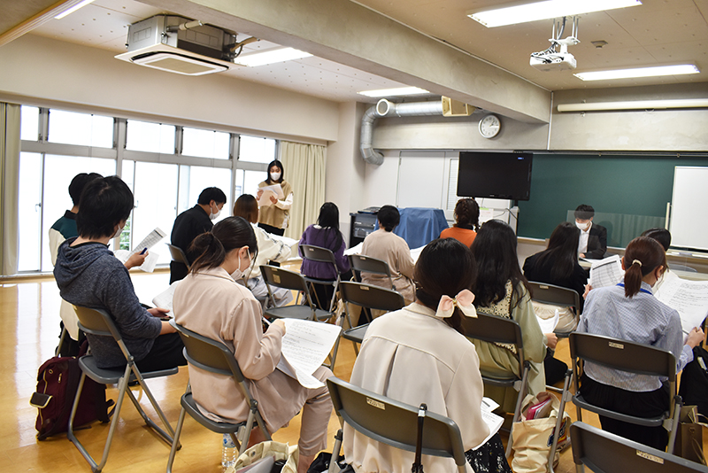 1年生にも実際に読んでもらい、オーディション開始!選ばれた学生数名が今後スタジアムでDJを担当します!