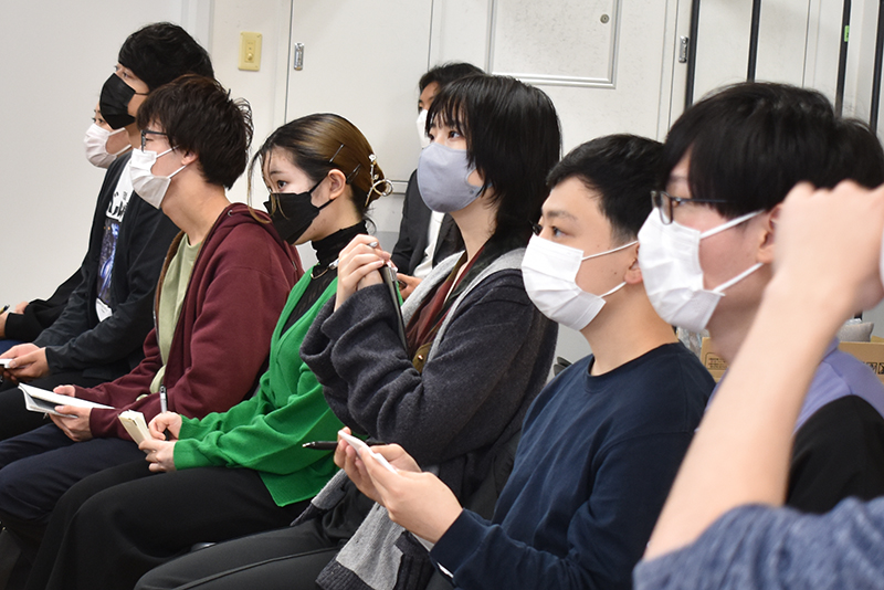 スポーツ中継の実況、情報番組のMC、バラエティ番組のアシスタントなど経験豊富な青木さんの講義を終始真剣にきく学生たち