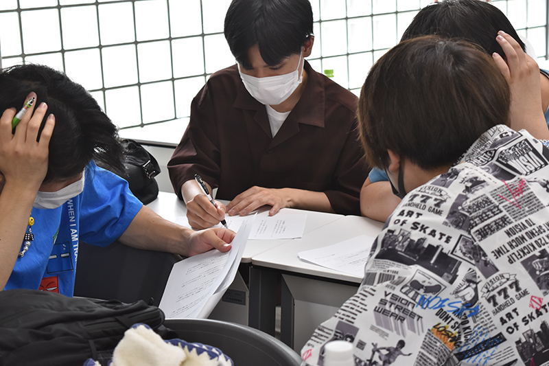 グループごとに原稿確認やナレーションにも挑戦!
