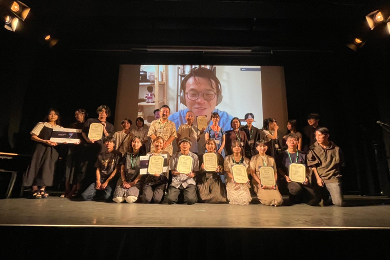 授賞式にて入選監督による集合写真。おめでとうございます!