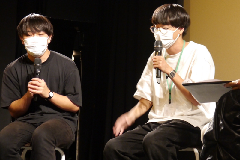トークセッションに登壇した堀内監督と撮影・編集・カラーグレーディング・題字を担当した中村元彦さん(映画制作科2021年度卒)