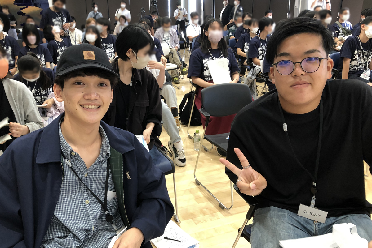 監督の伊豆倉将宙さん(左)と脚本の梶田慎悟さん(右)双葉町で行われた上映会の会場にて。