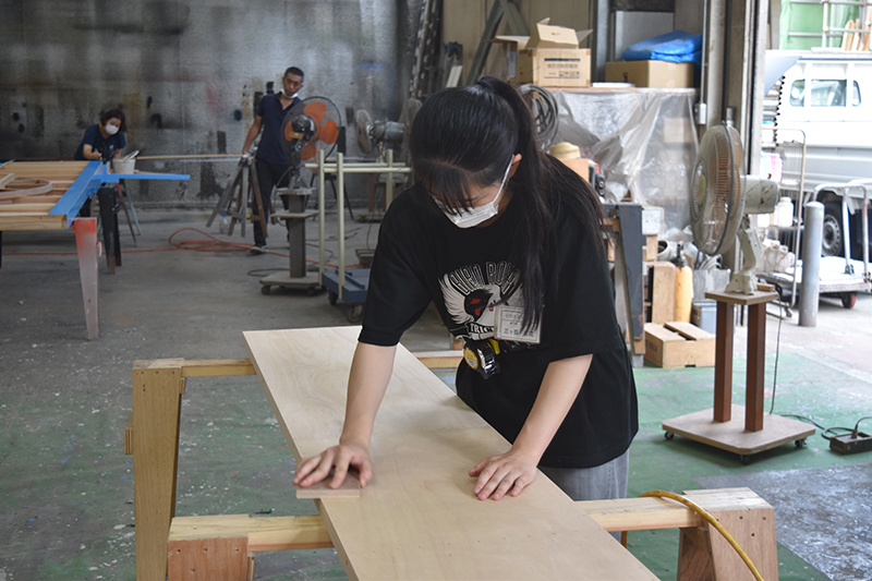 東映東京撮影所内の紀和美建様の作業場にて大道具制作のご指導を受けています