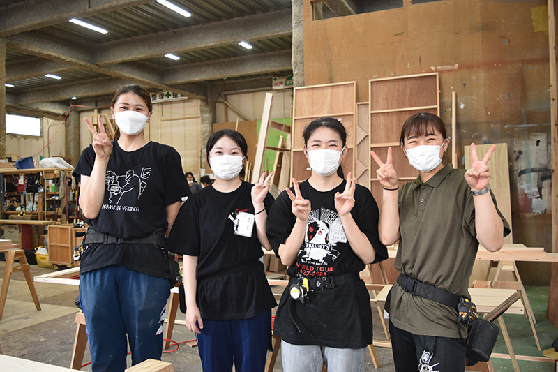紀和美建様の現場では卒業生スタッフも活躍中!学生と一緒に集合写真。(一番左)松田茉莉亜さん(20年度卒)、(一番右)山田真冬さん(20年度卒)