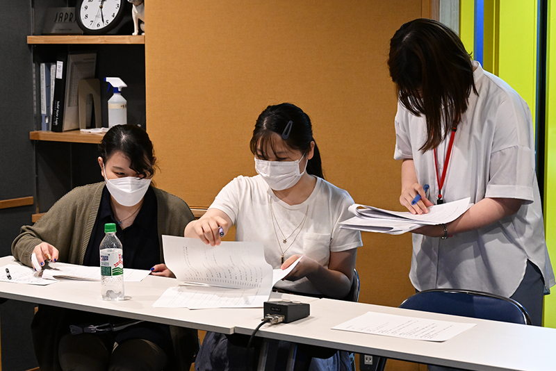 シナリオを担当した小説創作科の学生たち。収録時は演出も担いました。