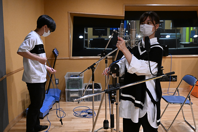収録前にキャスト一人ひとりに合わせてマイクをセッティング