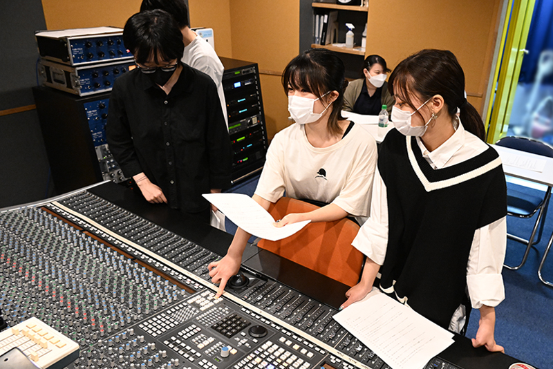音響技術科の学生が収録時のエンジニアを担当。