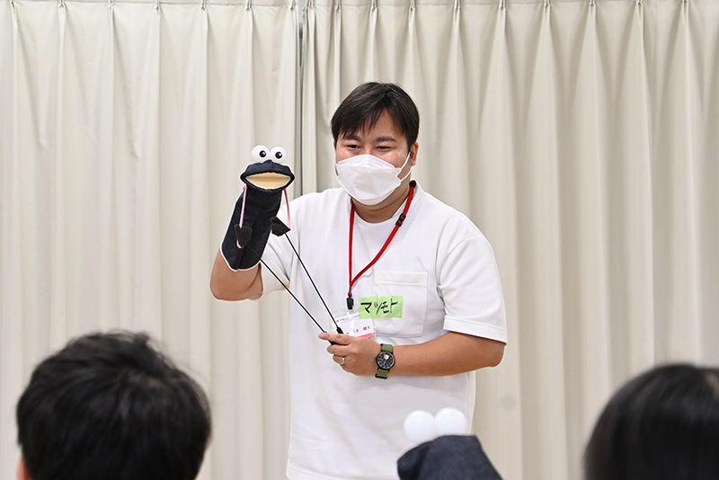 パペモ!のメンバーであり本校卒業生の松本健太さんが、パペット操演の基本操作から演じる上でのコツまで丁寧に教えてくれました!