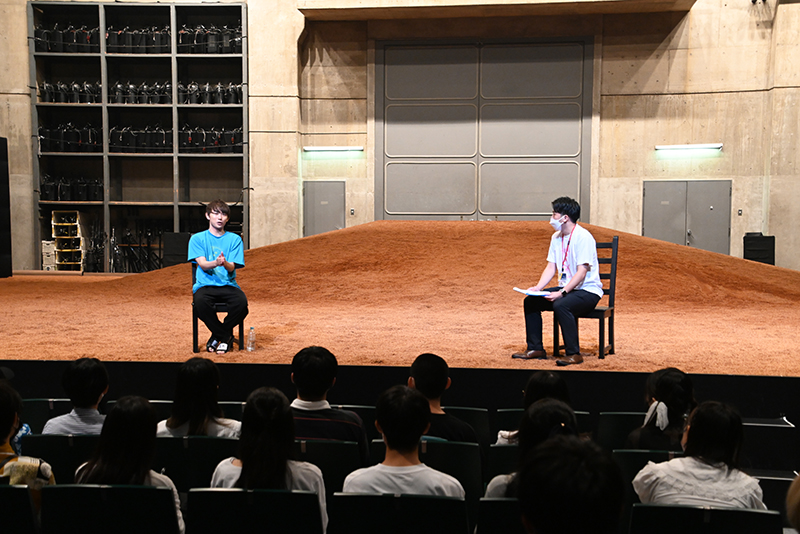 須賀さんからの貴重なお話を終始真剣にきく高校生のみなさん!