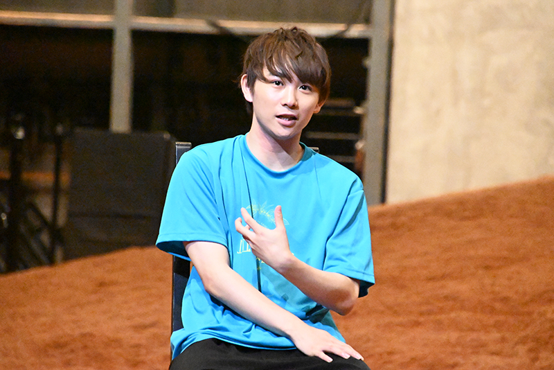 トークイベントでは、上演直後の須賀健太さんが登場!