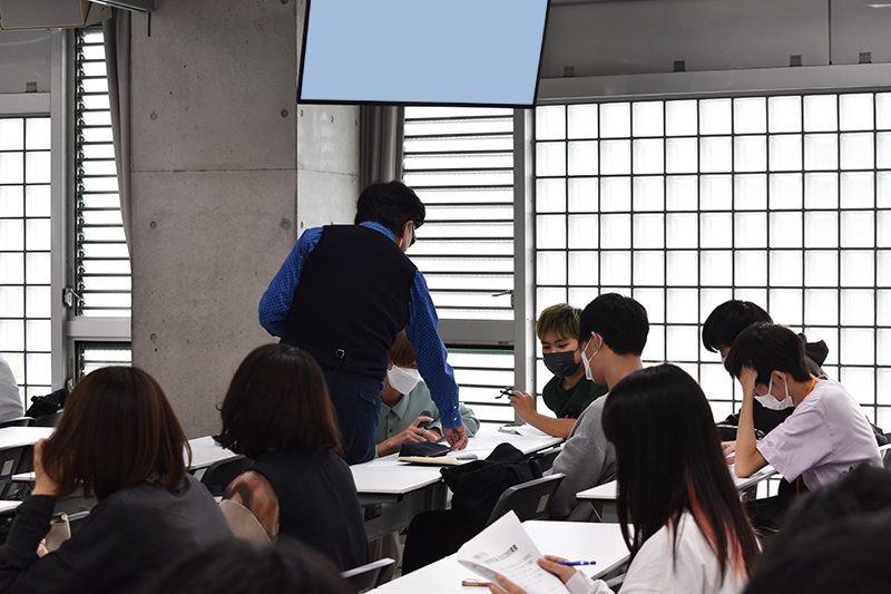 グループごとに”自分だったらどう撮るか”話し合います