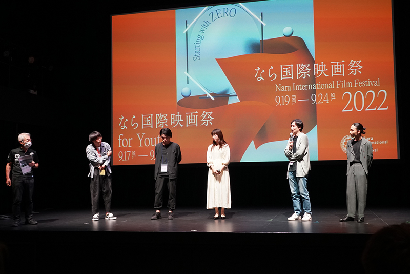 観客からの質問にも答える場面も