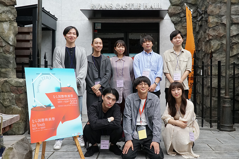 監督、スタッフ、キャストのみなさんでパチリ
