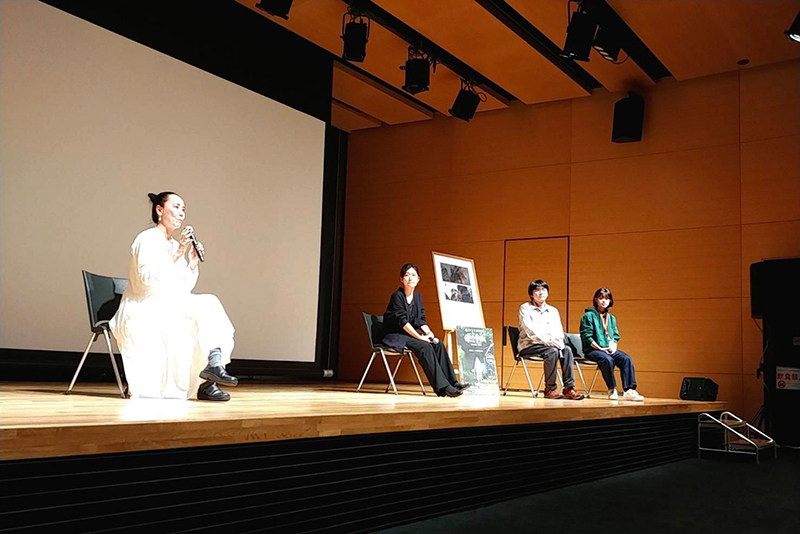 『MY HOMETOWN』上映後、映画監督の河瀨直美さんと古川葵さんによる対談トーク。ポスターをつくってくれた映画祭スタッフさんと撮影技師の西尾聡真さんも飛び入り参加しました
