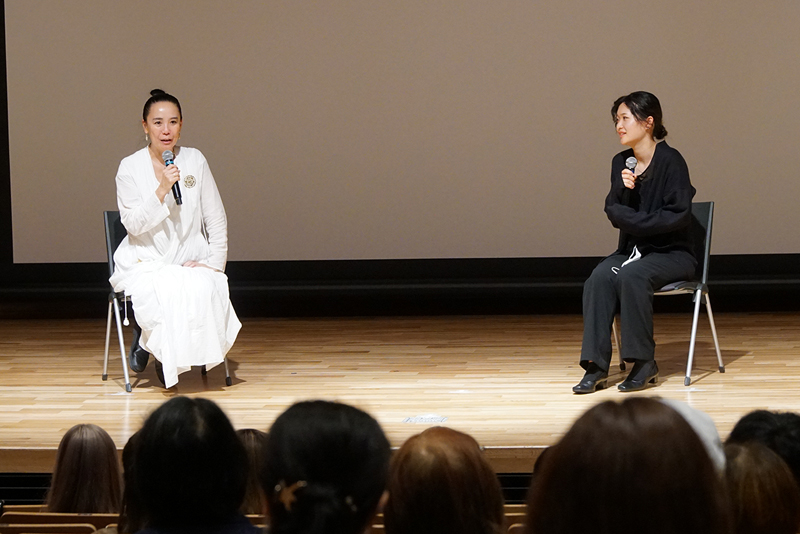 河瀨直美監督(写真左)と古川葵さん(写真右)